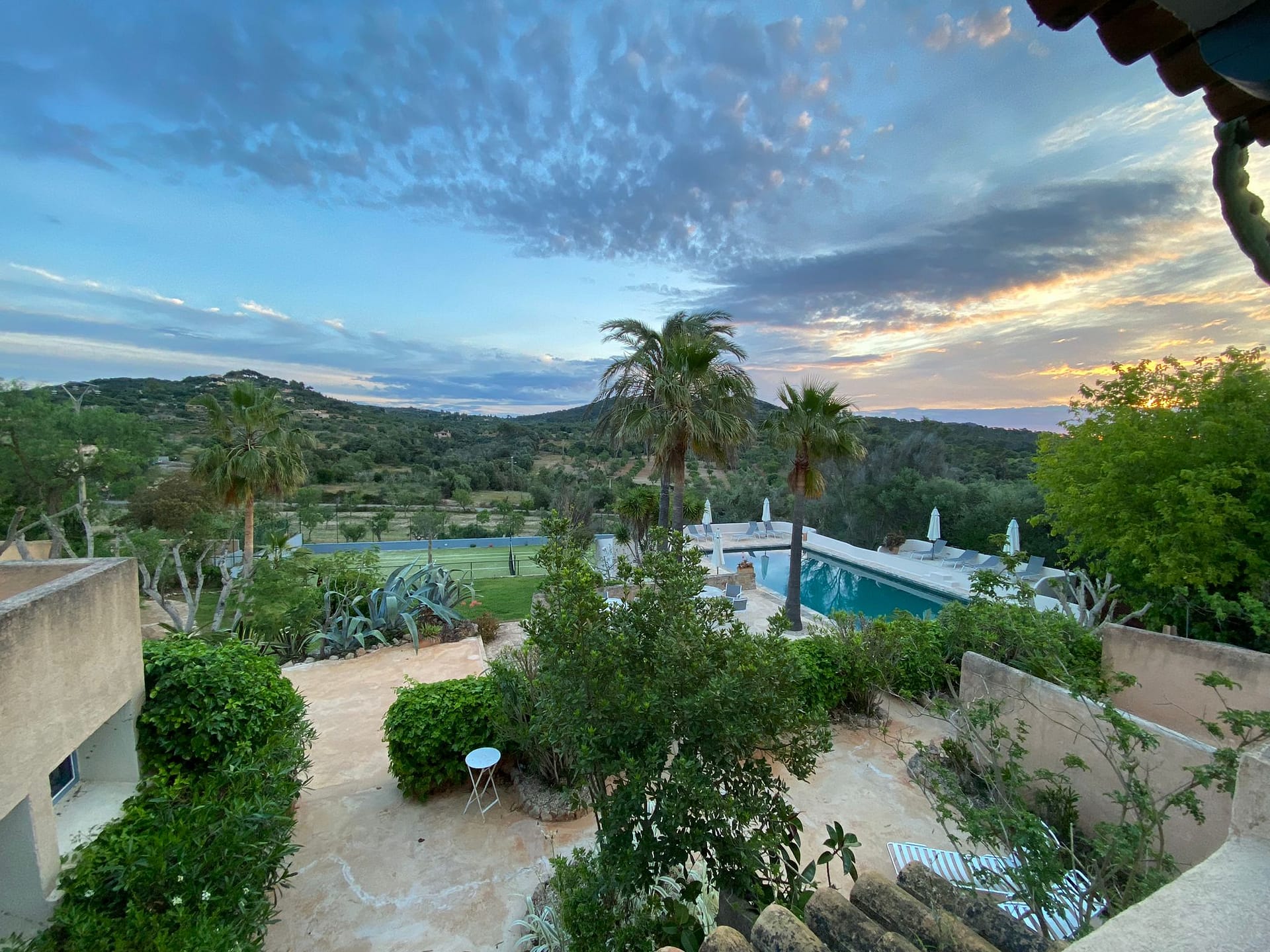 Blick über Pool, Garten und Hügel im Südosten Mallorcas
