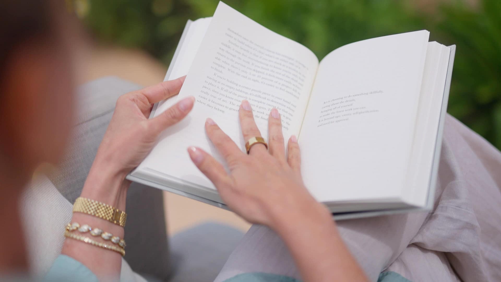 Ruhe am Nachmittag, ein Buch im Garten